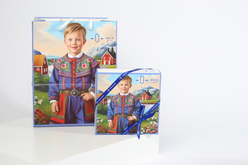 Norwegian boy 4pcs chocolate box - • علبة توزيعات برسمة ولد مستوحاة من تراث اوسلو النرويجية
 تتكون العلبة من 4 قطعة شوكولاتة و حقيبة منفصلة لكل علبة .