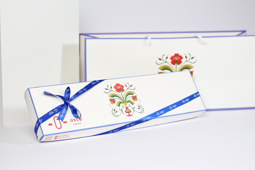 Chocolate box 20 pieces blue Rosemaling - علبة مزينة برسمة الروزمالنج المستوحاة من تراث اوسلو النرويجية.
 العلبة تحتوي على 20 قطعة من الشوكولاتة اللذيذة متعددة الحشوات .