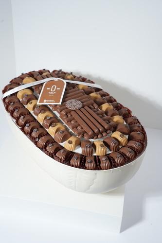 Oval praline longo tray - A premium tray with a curated praline selection Featuring a refined : mix of hazelnut praline, almond praline, and lungo chocolate, elegantly arranged in a decorative dish — perfect for gifting or refined hosting.