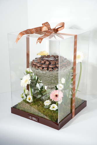 Garden Bloom Box white - A luxurious arrangement featuring Oslo’s signature chocolates in an elegant crystal bowl, surrounded by a miniature garden of fresh blooms — a truly refined and unforgettable gift.