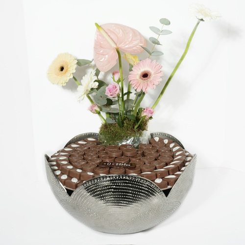 Silver metal with rose - A luxurious chocolate arrangement in an elegant silver tray, adorned with a bouquet of fresh flowers — a refined gift or the perfect hospitality centerpiece for special occasions.
