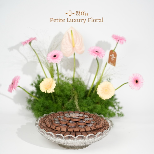 Petite Luxury Floral - An elegant 25 cm arrangement featuring a delicate fresh flower bouquet paired with a luxury tray of 900g assorted chocolates, including salted gianduja and cheesecake caramel pecan — the perfect refined gift or sophisticated hospitality centerpiece for any special occasion.