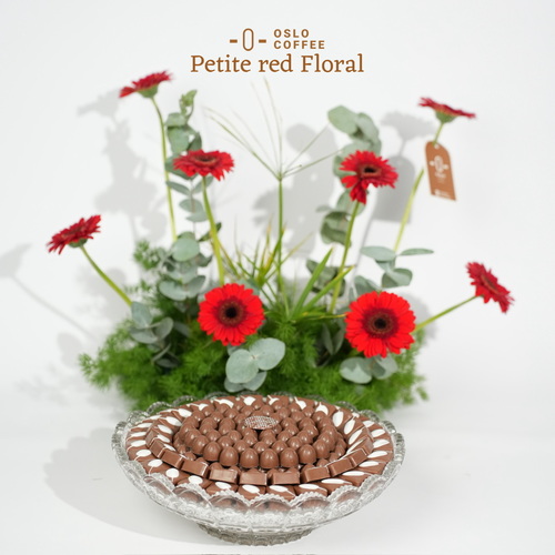Petite Red Floral - An elegant 25 cm arrangement featuring a vibrant red fresh flower bouquet, paired with a tray of 900g of premium chocolates — a refined gift or the perfect hospitality touch for special occasions.