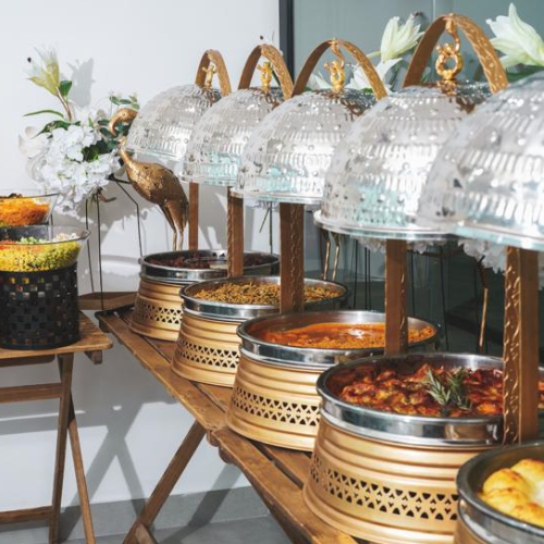 Bofehat 30 Person - Includes 6 golden heaters + 3 salads or appetizers It also includes service (including dishes, fork spoons and drinks), delivery and installation For urgent requests, contact via WhatsApp