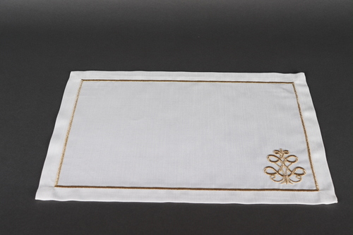 2 Golden motif placemats - 2 Embroidered golden motif placemats 47X33 cm