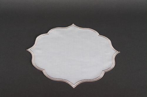 2 Beige dotted round placemats - 2 Embroidered beige dotted linen round placemats 37 cm diameter