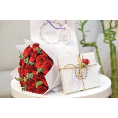 Red roses cover white with Cho - Red hand Bouquet 17 red roses cover white with Cho