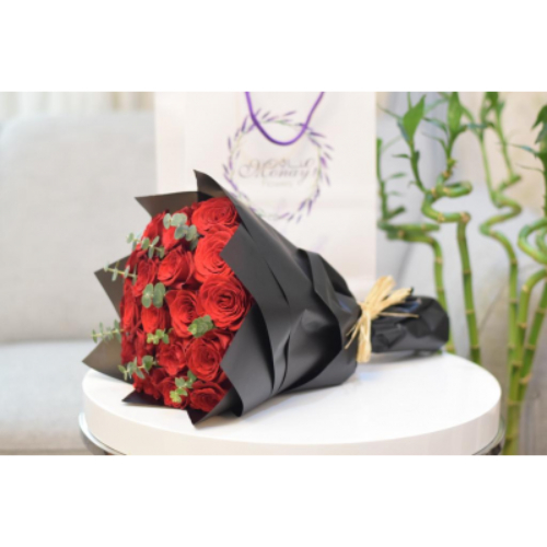 Red roses Black cover - 17 Res roses & green leaves with black cover