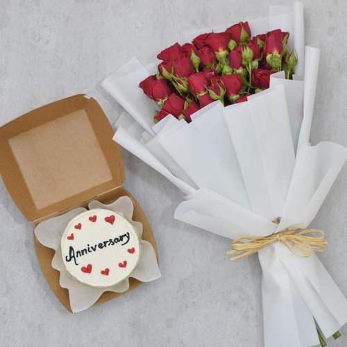 Anniversary Cake With Roses - Lunch Box Cake Size 4 Inches For 2 Persons With Small Boutique From 6 Sticks Baby Roses