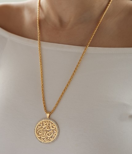 Handmade necklace plated in gold - Handmade necklace plated in 24k of gold crafted with care, featuring stones and an elegant design . Lightweight, unique, and perfect for everyday wear or special occasions.