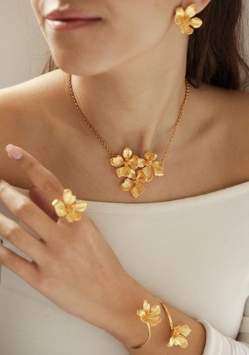 Handmade flower set - Handmade set plated in 24k of gold crafted with care, featuring stones and an elegant design . Lightweight, unique, and perfect for everyday wear or special occasions.