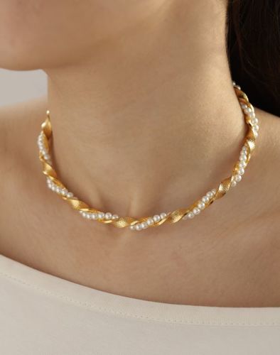 Handmade collar chocker - Handmade necklace plated in 24k of gold crafted with care, featuring stones and an elegant design . Lightweight, unique, and perfect for everyday wear or special occasions.