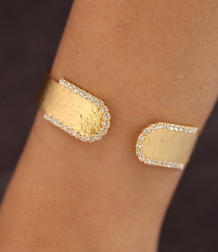 Handmade bracelets - Handmade bracelet plated with 24k of gold, crafted with care, featuring swarovski stones and an elegant design. Lightweight, unique, and perfect for everyday wear or special occasions.