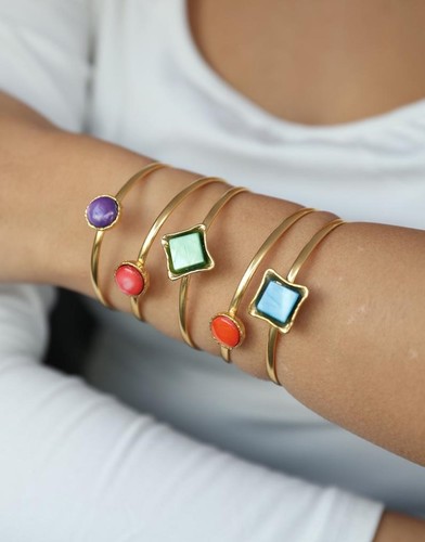 Handmade bangle with colored stones - Handmade bangle plated with 24k of gold, crafted with care, featuring colored stones and an elegant design. Lightweight, unique, and perfect for everyday wear or special occasions.