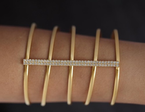 Handmade bangle - Handmade bangle plated with gold, crafted with care, featuring swarovski stones and an elegant design. Lightweight, unique, and perfect for everyday wear or special occasions
