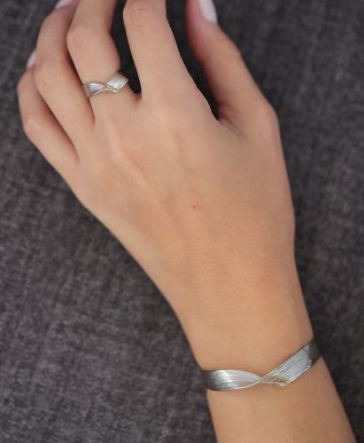 Set of bracelet and ring - Handmade bracelet and ring plated with 24k gold, crafted with care, featuring swarovski stones and an elegant design. Lightweight, unique, and perfect for everyday wear or special occasions.