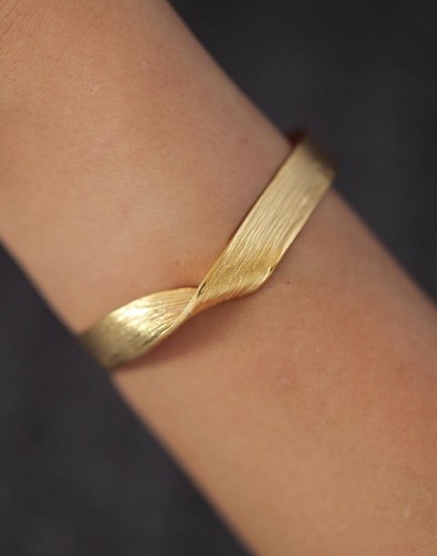 Handmade bracelet - Handmade bracelet plated with 24k gold, crafted with care, featuring swarovski stones and an elegant design. Lightweight, unique, and perfect for everyday wear or special occasions.