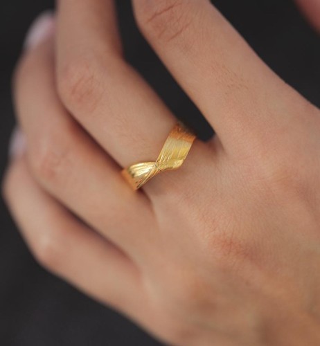 Handmade ring - Handmade ring plated with 24k gold, crafted with care, featuring swarovski stones and an elegant design. Lightweight, unique, and perfect for everyday wear or special occasions.