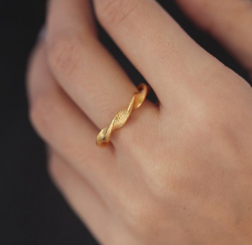 Handmade ring - Handmade ring plated with 24k gold, crafted with care, featuring swarovski stones and an elegant design. Lightweight, unique, and perfect for everyday wear or special occasions.