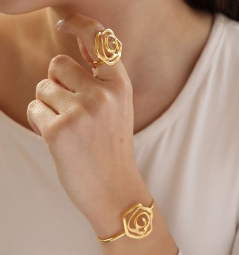 Set of bracelet and ring - Handmade bracelet and ring plated with 24k gold, crafted with care, featuring swarovski stones and an elegant design. Lightweight, unique, and perfect for everyday wear or special occasions.