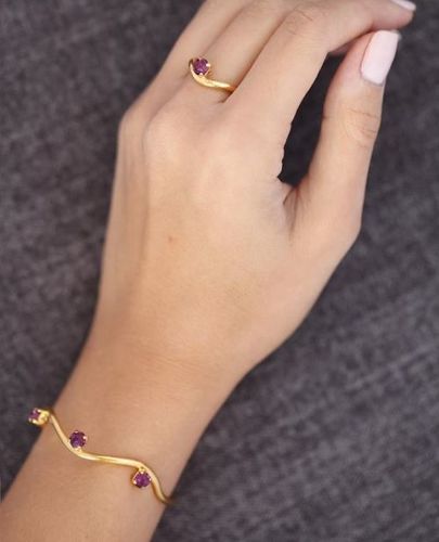 Set of bracelet and ring - Handmade bracelet and ring plated with 24k gold, crafted with care, featuring a colored stone and an elegant design. Lightweight, unique, and perfect for everyday wear or special occasions.