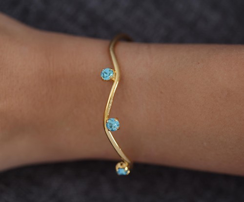 Handmade blue stone bracelet - Handmade bracelet&nbsp; plated with 24k gold, crafted with care, featuring a colored stone and an elegant design. Lightweight, unique, and perfect for everyday wear or special occasions.