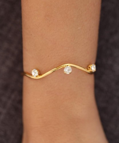 Handmade white stone bracelet - Handmade bracelet plated with 24k gold, crafted with care, featuring a colored stone and an elegant design. Lightweight, unique, and perfect for everyday wear or special occasions.