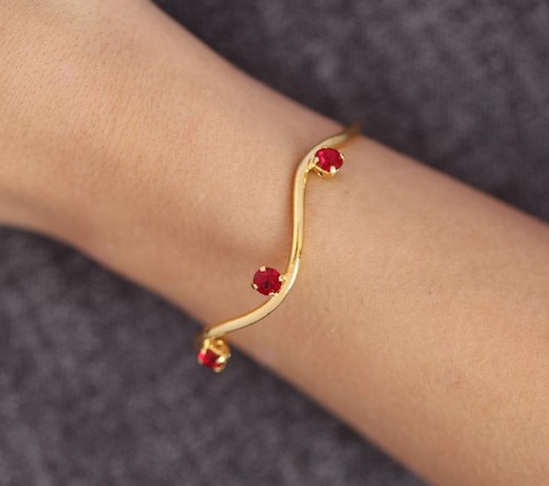 Handmade red stone bracelet - Handmade bracelet&nbsp; plated with 24k gold, crafted with care, featuring a colored stone and an elegant design. Lightweight, unique, and perfect for everyday wear or special occasions.