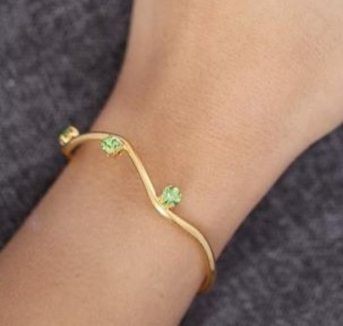 Handmade green stone bracelet - Handmade bracelet plated with 24k gold, crafted with care, featuring a colored stone and an elegant design. Lightweight, unique, and perfect for everyday wear or special occasions.
