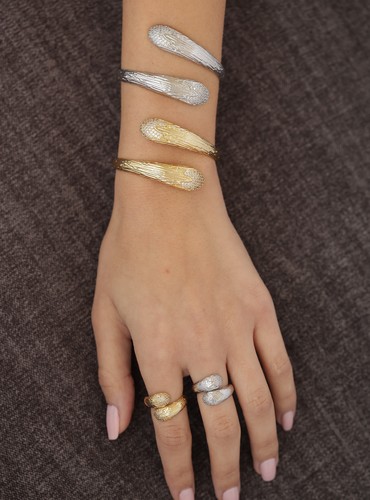 Set of bracelet and ring - Modern statement set of bracelet and ring plated in&nbsp;18K of gold, designed to elevate your style with effortless sophistication.