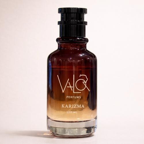 كرزما - هو عطر يجسد الجاذبية الهادئة والحضور القوي بدون صخب تركيبة دافئة وعميقة تمزج بين الرقي الزهري والدفء الشرقي مع لمسات حلوة ناعمة لتخلق عطرا جذابا يترك اثرا واضحا ولا ينسى من اول رشة تشعر بالفخامة ثم يتطور العطر بسلاسة ليكشف عن شخصية واثقة &nbsp;انيقة وقوية قبل ان يستقر غلى قاعدة دافئة تزيد عمقا وثباتا