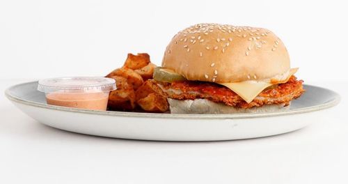 برجر دجاج مقرمش بافلو - Calories 638 , Protein 36g , Carb 65g , Fat 26g .