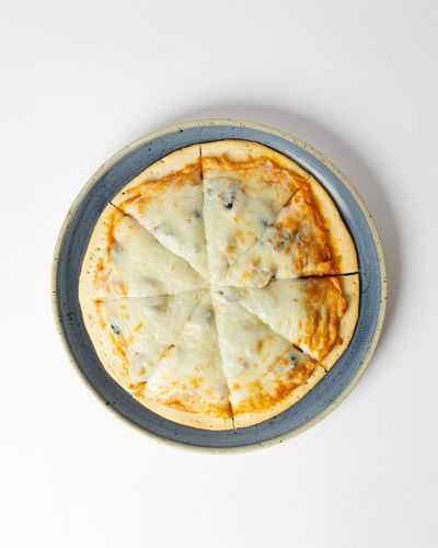 Small Turkey Pizza - Dough 8 inch , Turkey , Mushroom , Spicy Sauce , Light mozzarella Cheese . Calories 472 , Protein 30.5g , Carb 40.5g , Fat 20.9g .