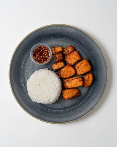 Honey Siracha Salmon Bites - Calories 534 , Protein 34g , Carb 56.2g , Fat 19.3g .