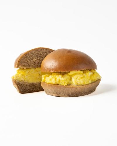 ساندويتش بروتين بيض الجبن - بيض، جبنة موزاريلا. السعرات الحرارية 388، البروتين 28.3 جرام، الكربوهيدرات 38.6 جرام، الدهون 13.4 جرام.