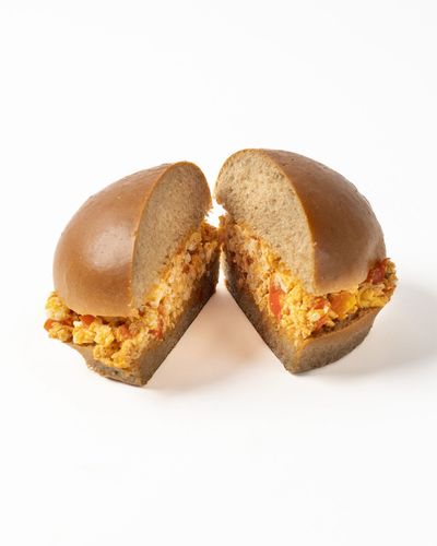 شكشوكه بروتين ساندويش - بيض، صلصة طماطم، سريراتشا. السعرات الحرارية 373، البروتين 26.5 جرام، الكربوهيدرات 41.6، الدهون 11.2.