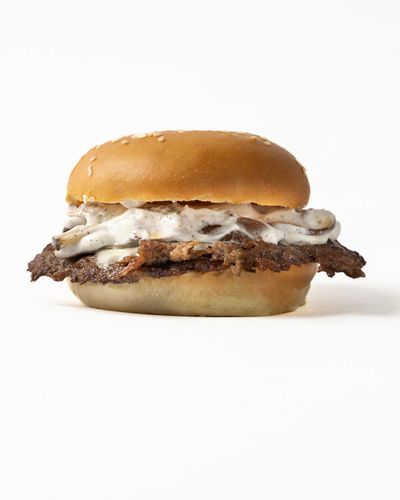 برجر ترافل سماش - السعرات الحرارية 508، البروتين 24 جرام، الكربوهيدرات 34.1 جرام، الدهون 30.6 جرام.