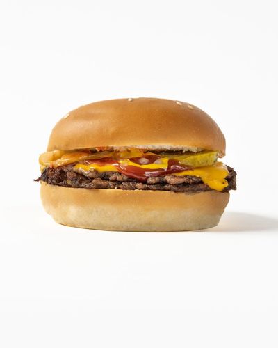 تشيز برجر سماش - السعرات الحرارية 443، البروتين 23.3 جرام، الكربوهيدرات 37.4 جرام، الدهون 22.2 جرام.