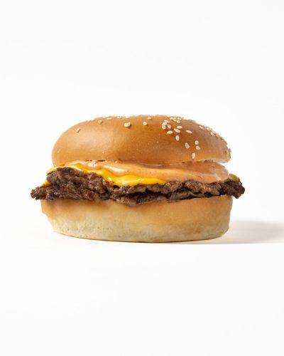 برجر سويت اند ساور سماش - السعرات الحرارية 489، البروتين 23.6 جرام، الكربوهيدرات 38 جرام، الدهون 27 جرام.