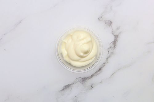 صوص ترافل (20 جرام) - السعرات الحرارية 91، البروتين 0.2 جرام، الكربوهيدرات 1.4 جرام، الدهون 9.4 جرام