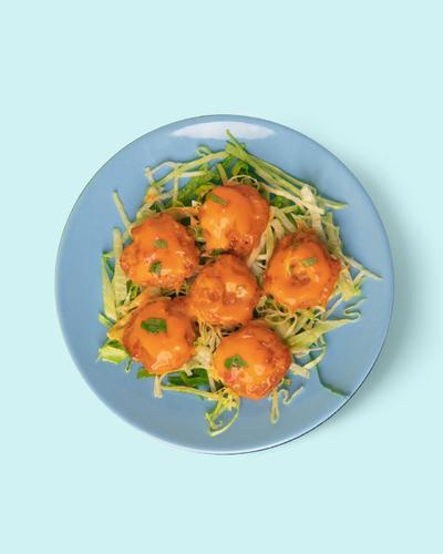 ديناميت شرمب - روبيان مشوي مع صوص ديناميت . السعرات الحرارية 294. بروتين 24 جم كربوهيدرات 3 جم دهون 12 جم.