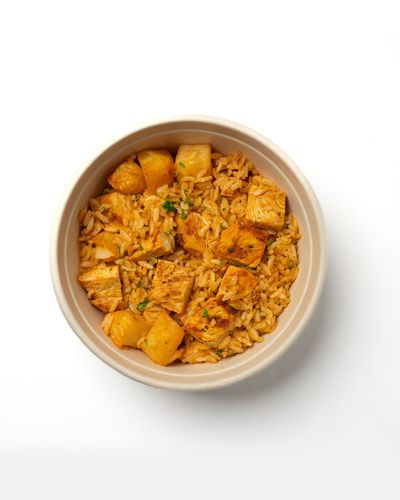 مكس دجاج بافلو - دجاج بافلو 150 جرام، أرز 150 جرام، بطاطس مشوية 50 جرام. السعرات الحرارية 485، البروتين 48.4، الكربوهيدرات 55.3 جرام، الدهون 5.5 جرام.