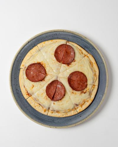 بيتزا بيبروني صغيرة - بيبروني، صلصة الطماطم، موزاريلا خفيفة. السعرات الحرارية 488، البروتين 32.5 جرام، الكربوهيدرات 40.1 جرام، الدهون 22 جرام.