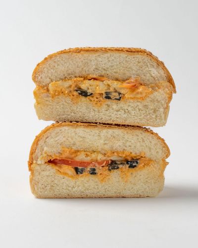 ساندوتش حلومي - السعرات الحرارية 367، البروتين 16.3 جرام، الكربوهيدرات 26.2 جرام، الدهون 21.9 جرام.