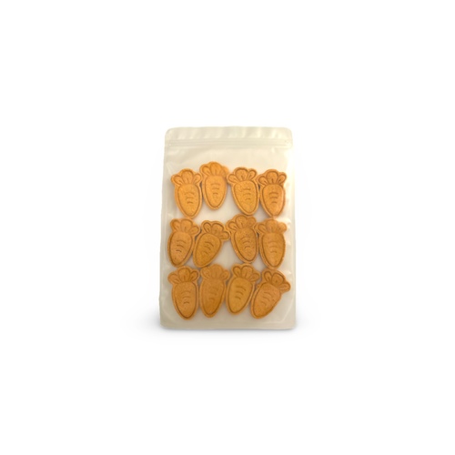 Bunny Carrot Bites - Delicious Carrot-Shaped Treats! 🥕
A fun and healthy snack for your small pet!
Product Details:
▫️ Quantity: 12 pieces per pack
▫️ Weight: 70g
▫️ Suitable for: Rabbits, Hamsters, Guinea Pigs, and Chinchillas
Ingredients:
Organic oat flour, carrot, a touch of orange for flavor,
Important Notes:
⚠️ This treat contains fresh fruits and may have a higher natural sugar content. Please serve in small amounts and avoid daily use.
⚠️ Not suitable for rabbits under 3 months of age.
⚠️ Introduce any new food slowly and in small portions to monitor your pet’s reaction.
▫️ Recommended use within 4–5 months after opening.