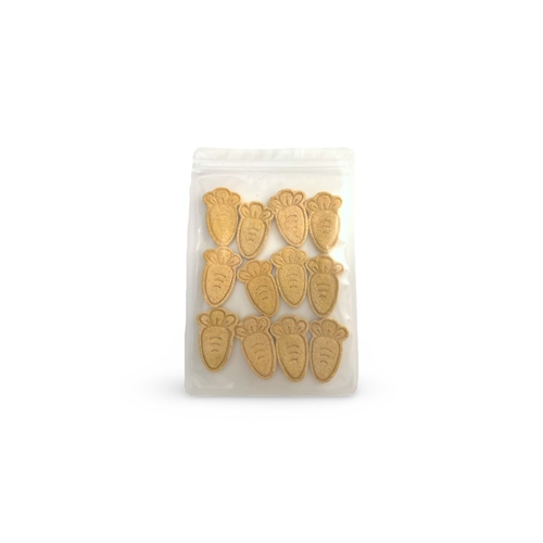 Golden Carrot Bites - Delicious Yellow Carrot-Shaped Treats! 🥕
A colorful and healthy snack your pet will love!
Product Details:
▫️ Quantity: 12 pieces per pack
▫️ Weight: 70g
▫️ Suitable for: Rabbits, Hamsters, Guinea Pigs, and Chinchillas
Ingredients:
Organic oat flour, yellow carrot, a touch of orange for flavor,
Important Notes:
⚠️ Contains fresh fruits, which means higher natural sugar content — serve in small portions and avoid daily use.
⚠️ Not suitable for rabbits under 3 months of age.
⚠️ Always introduce new foods gradually and in small amounts.