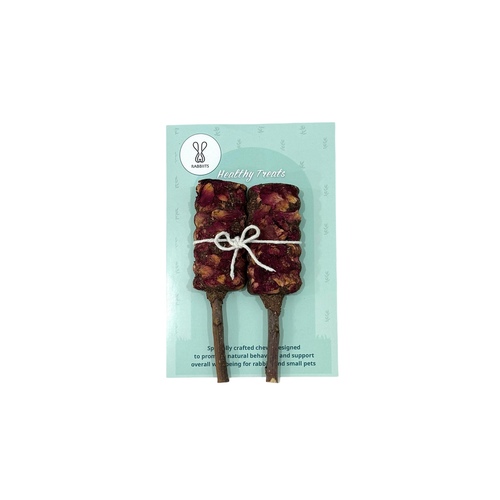 Bunny Bloom Pop - Made from high-quality natural Timothy hay.
Contains mixed fruits such as blueberry and strawberry for a pleasant flavor.
Decorated with natural rose petals for a nice look and mild scent.
Stick made from safe, chewable apple wood.
Helps encourage natural chewing and play behavior in rabbits.
Pack includes two pieces.