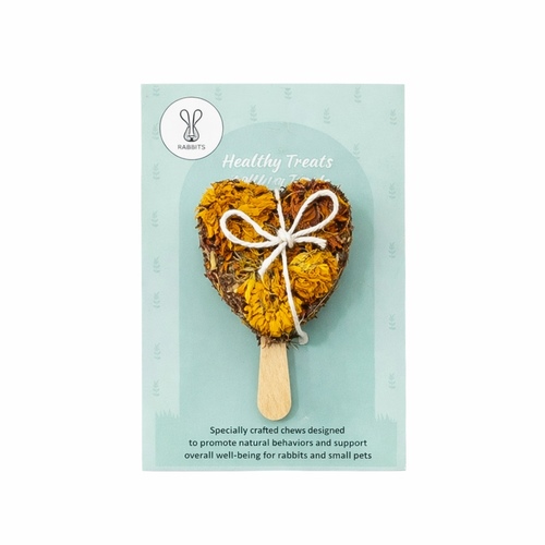 Marigold flower Hearts - A pack of heart-shaped treats made from premium Timothy hay blended with 
🍓 Strawberry
🥕 Beetroot
🍊 Orange
🌼 Yellow Marigold flowers 
✨ Benefits:
100% natural and safe for rabbits.
Supports healthy dental wear.
Rich in vitamins, fiber, and minerals.
Cute heart shape makes treat time more fun