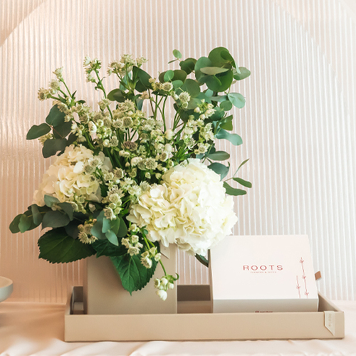 White hydrangai tray - Truffle hazelnut
Fresh flowers
Leather box + tray