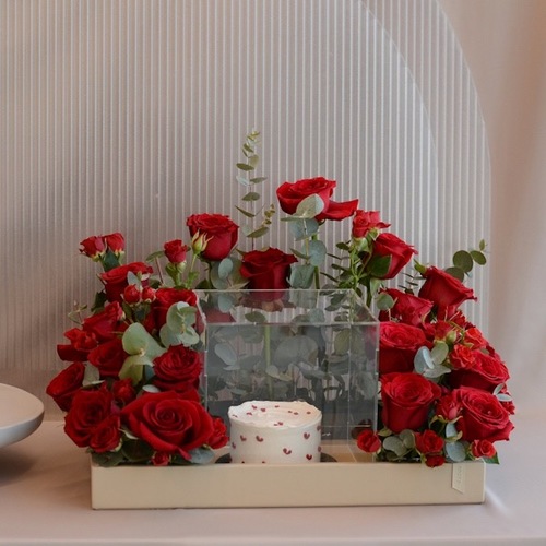 valantine tray with mini cake - mini cake vanilla flavor  Fresh flowers
 Leather tray